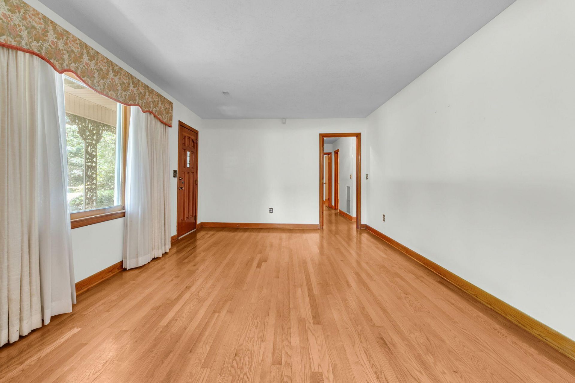 1223 Winston Street Photo 4