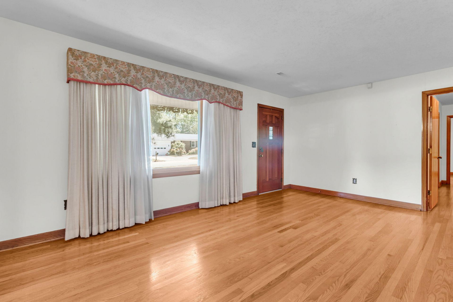 1223 Winston Street Photo 5