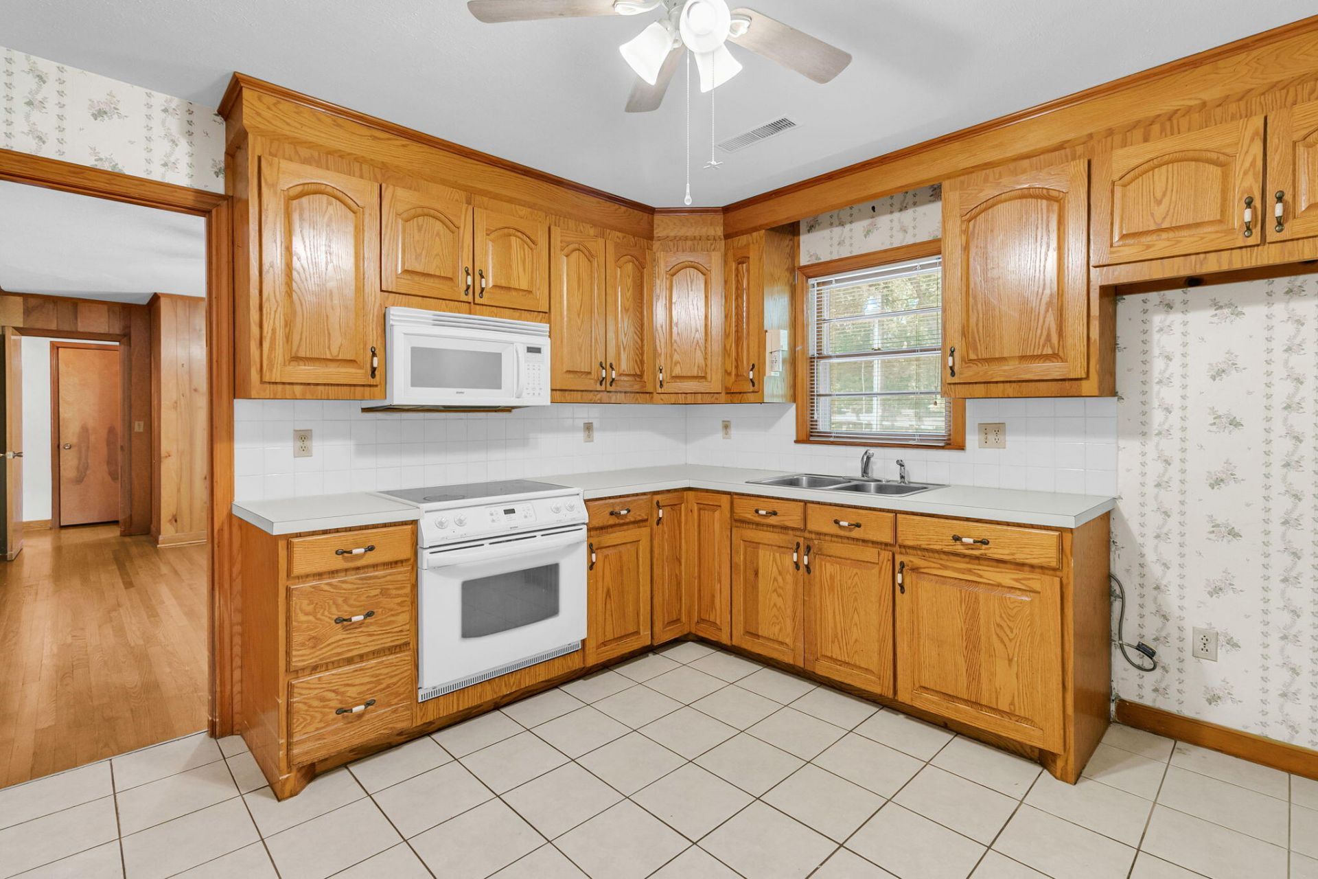 1223 Winston Street Photo 7