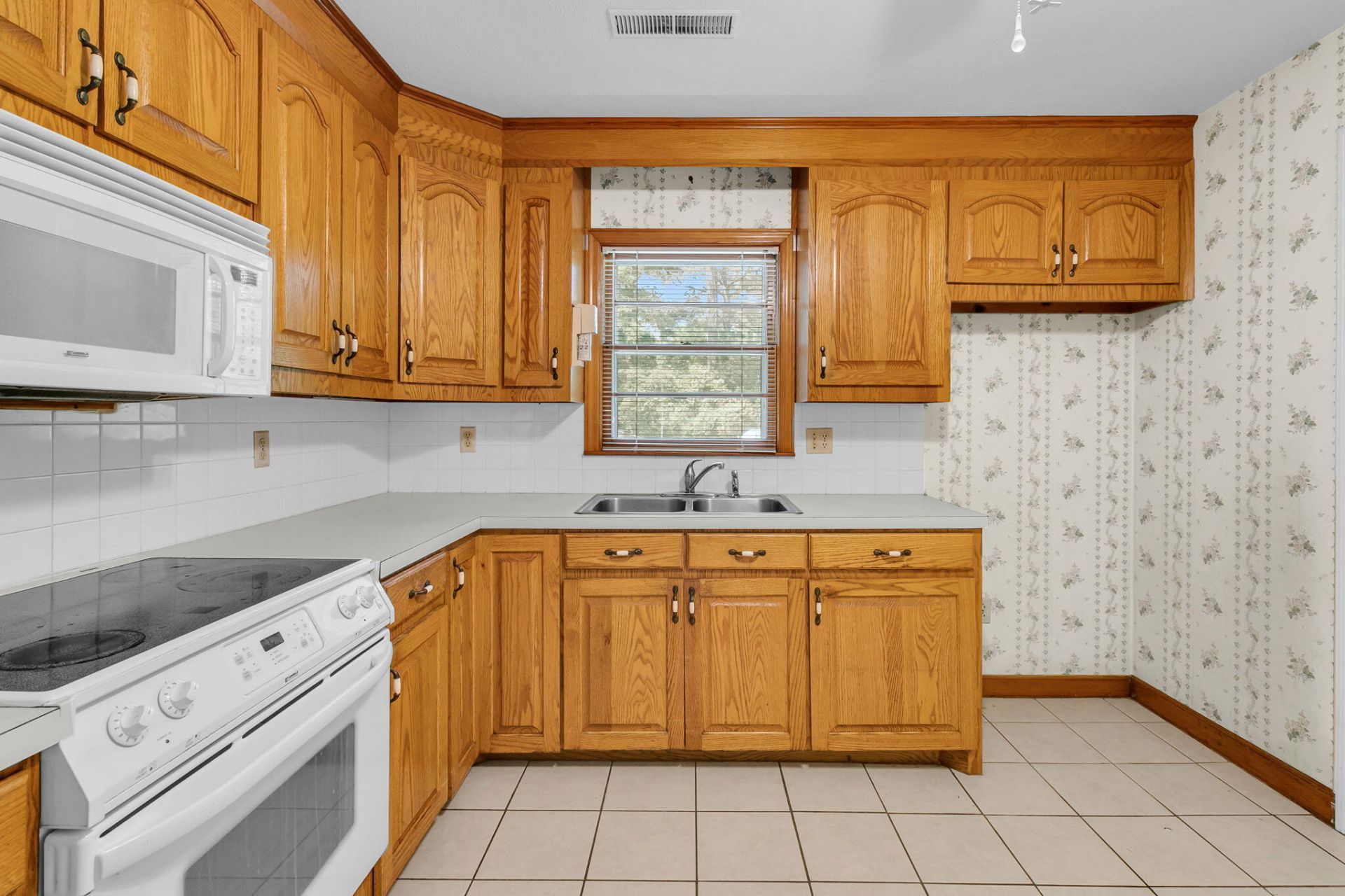 1223 Winston Street Photo 8