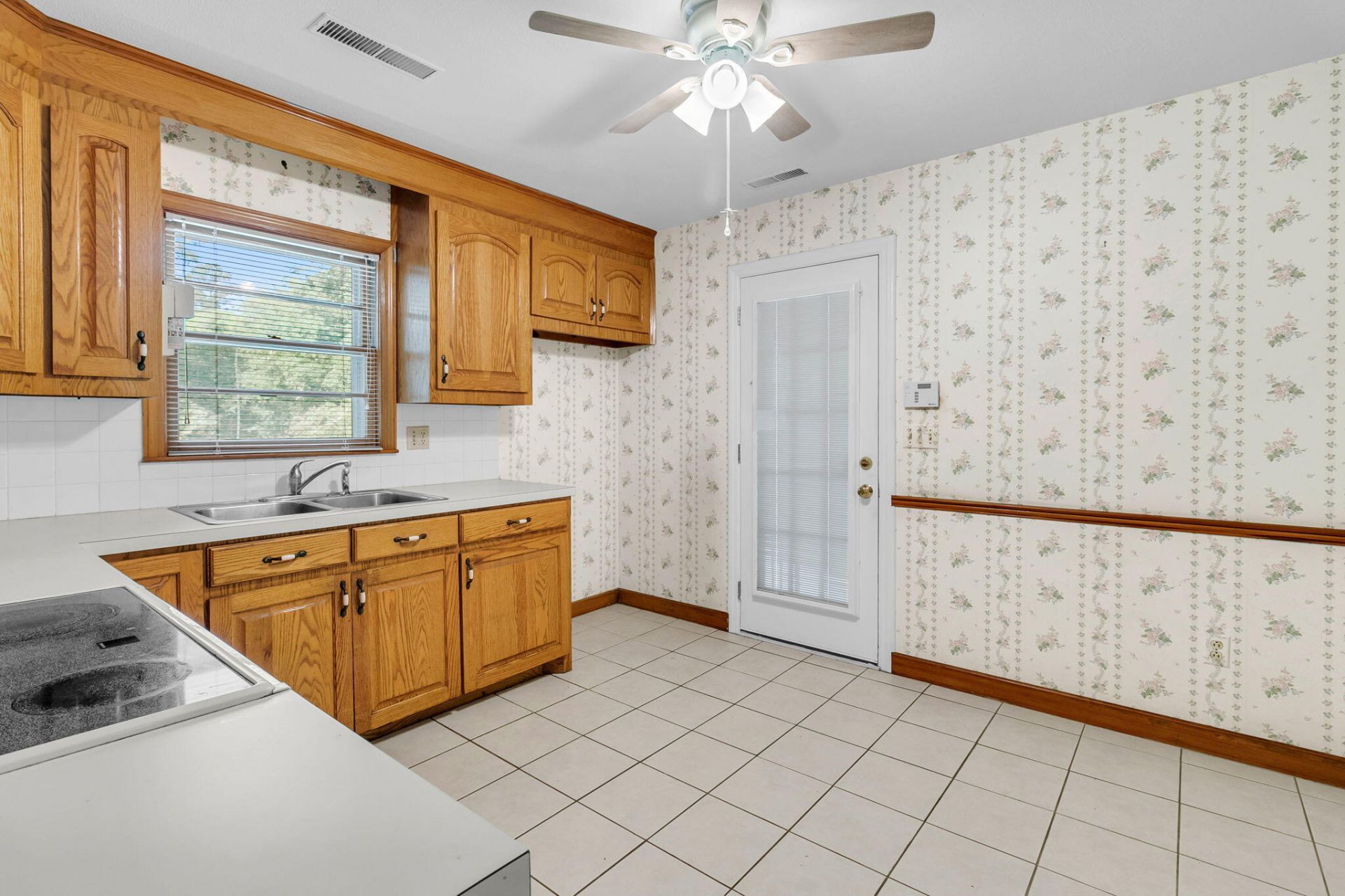 1223 Winston Street Photo 9