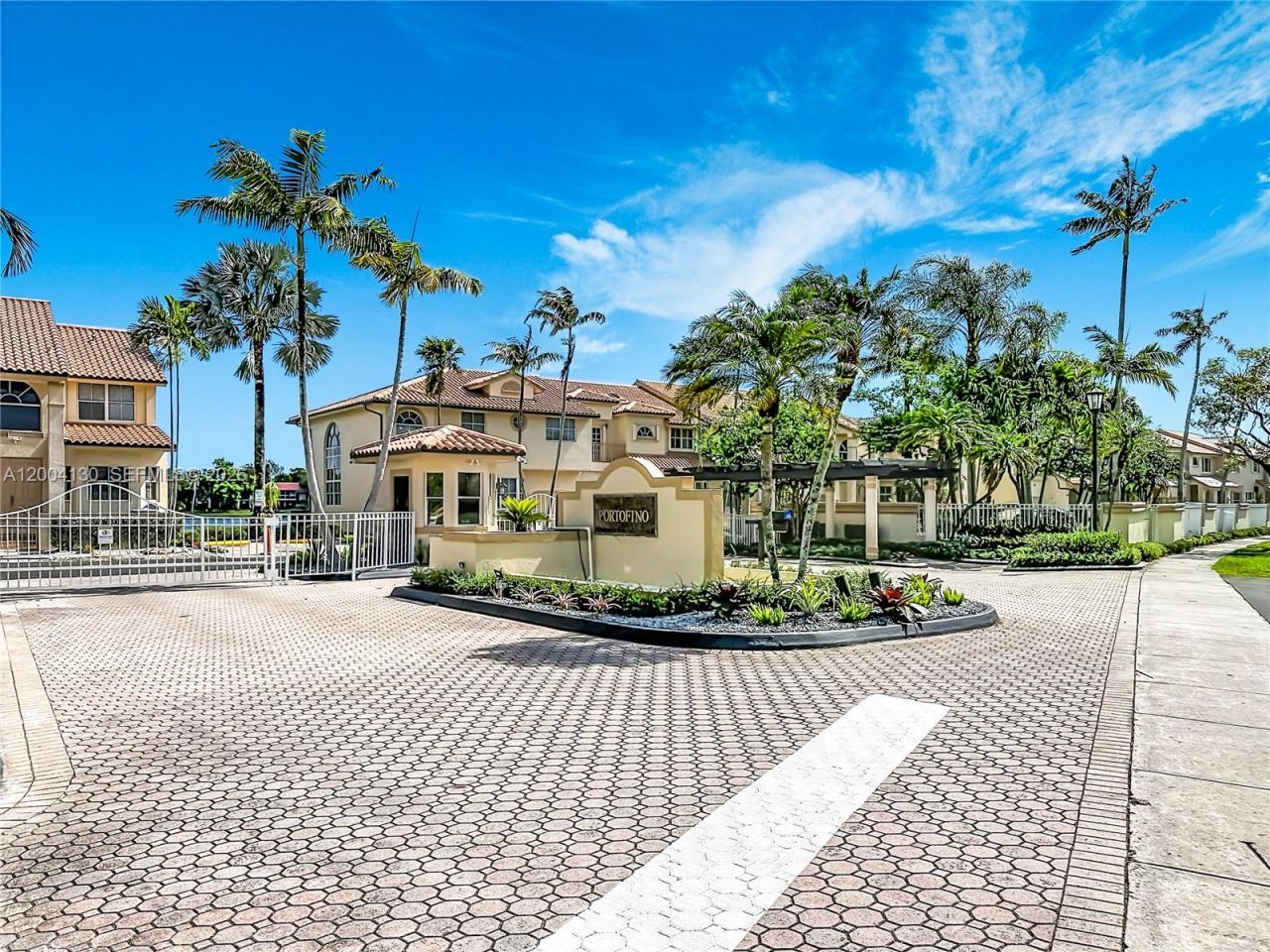 781 NE 195th St, Miami, FL 33179 Photo