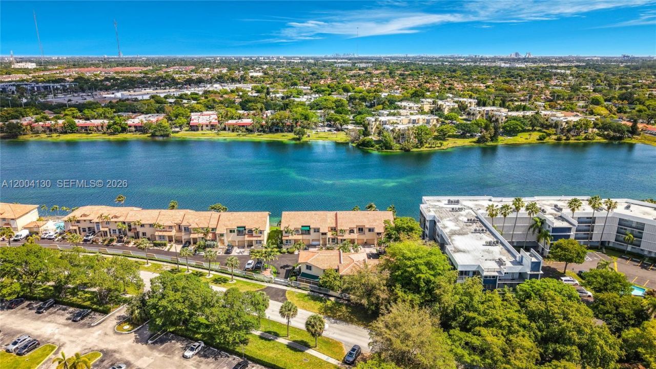 781 NE 195th St, Miami, FL 33179 Photo