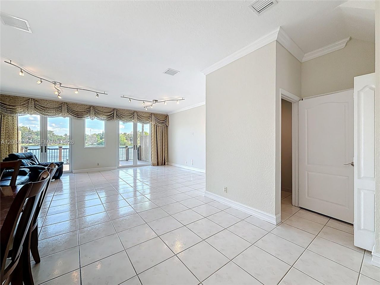 781 NE 195th St, Miami, FL 33179 Photo