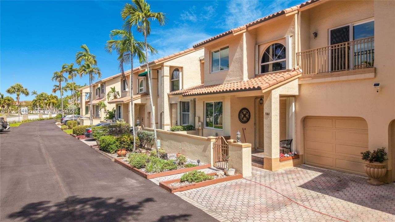 781 NE 195th St, Miami, FL 33179 Photo