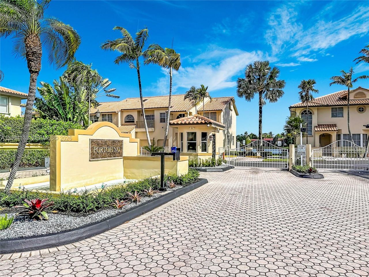 781 NE 195th St, Miami, FL 33179 Photo