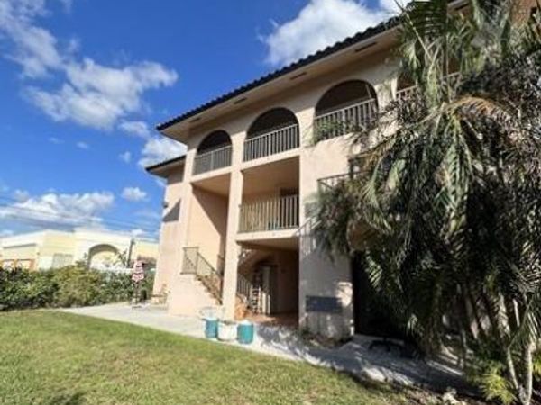 828 Wiggins Pass RD, Unit 9, NAPLES, FL 34110
