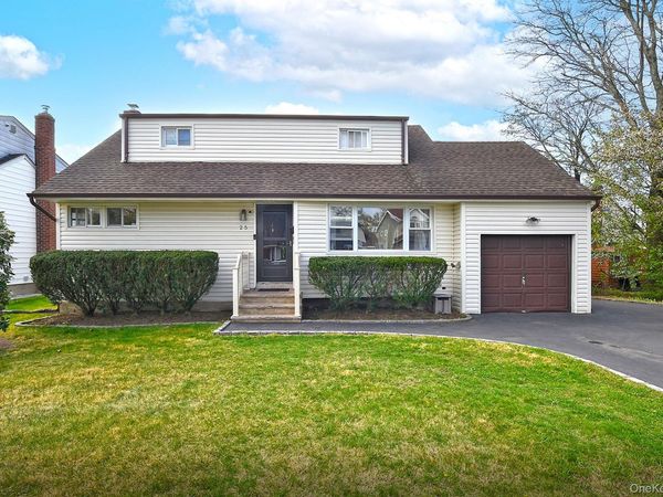 25 Lincoln Road N, Plainview, NY 11803