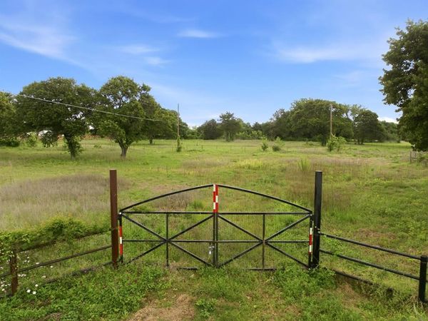 913 Howard Street , Seagoville, TX 75159