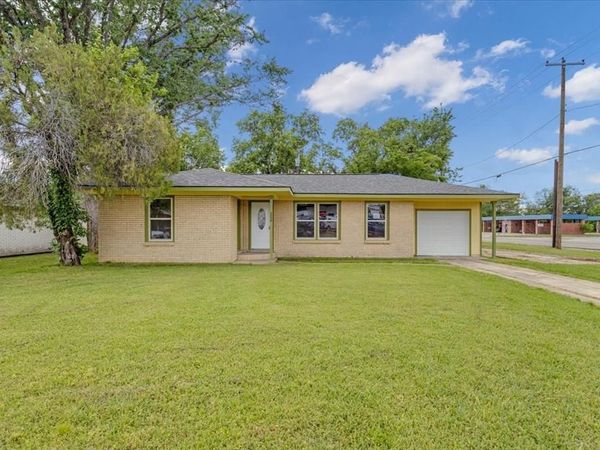 200 Victory Street , Bonham, TX 75418