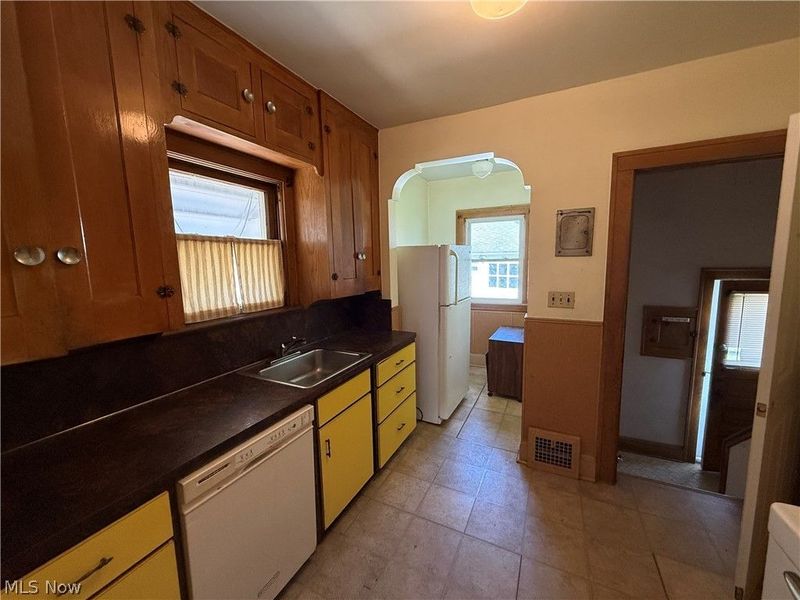 18309 Edgerton Road, Cleveland, OH 44119 Photo 5