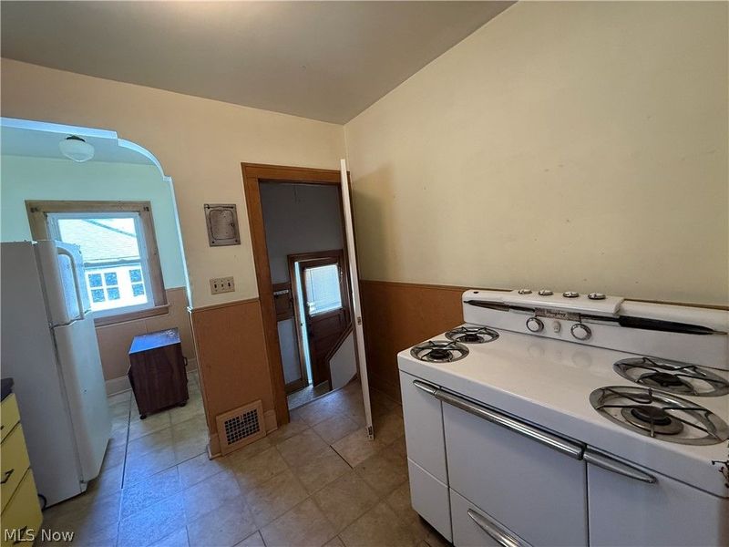 18309 Edgerton Road, Cleveland, OH 44119 Photo 6