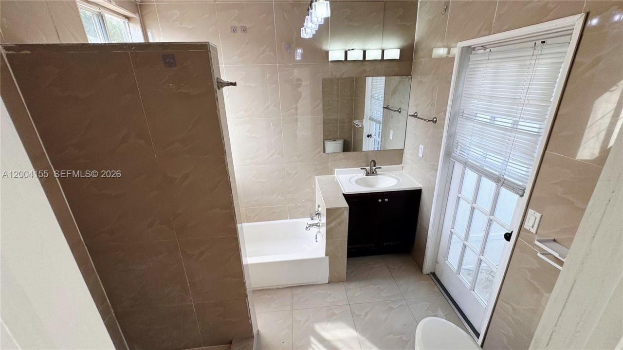 165 NE 162nd St, #b, Unit B, Miami, FL 33162 Photo