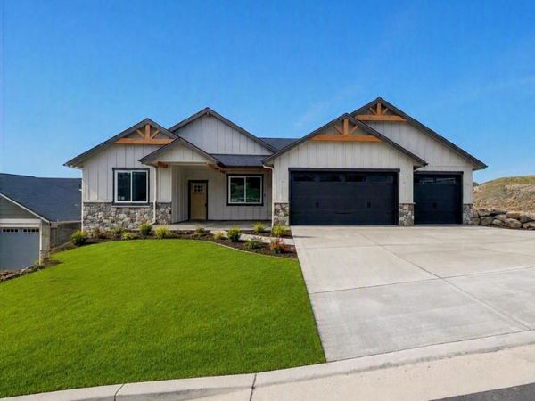 74 E Center Ln, Spokane, WA 99208