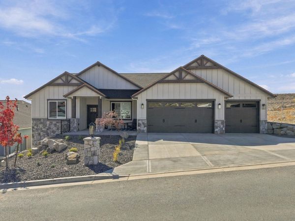 74 E Center Ln, Spokane, WA 99208