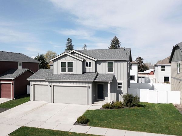 1007 N Viewmont Rd, Greenacres, WA 99016