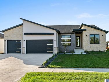 805 Regiment Road , Lincoln, NE 68527