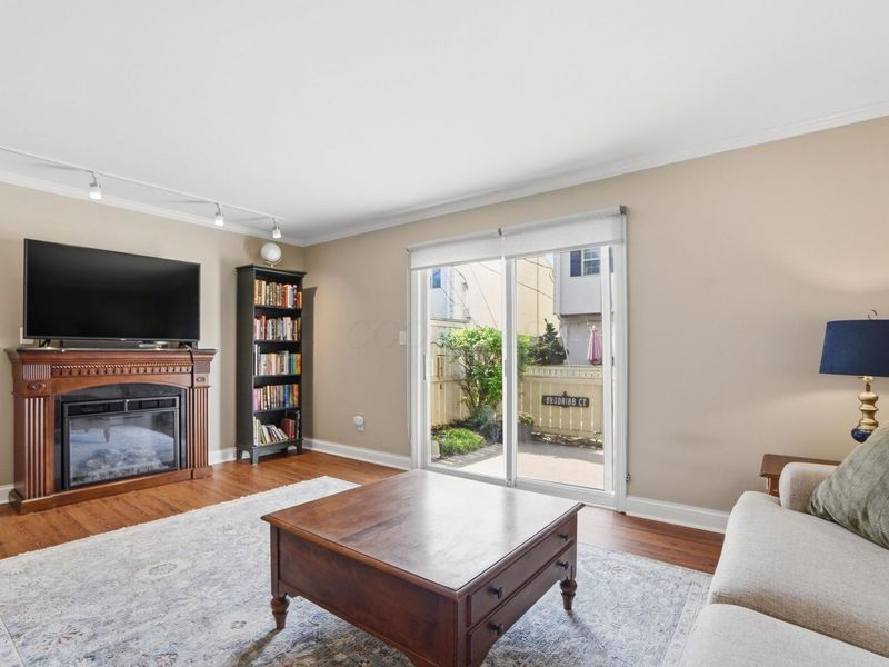 2565 Olde Hill Court S, Unit B, Columbus, OH 43221 Photo 12