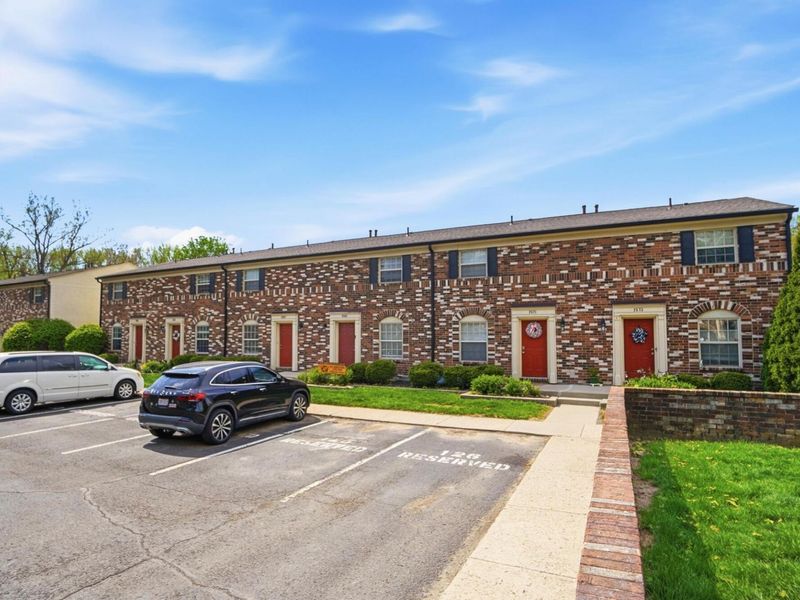 2565 Olde Hill Court S, Unit B, Columbus, OH 43221 Photo 4