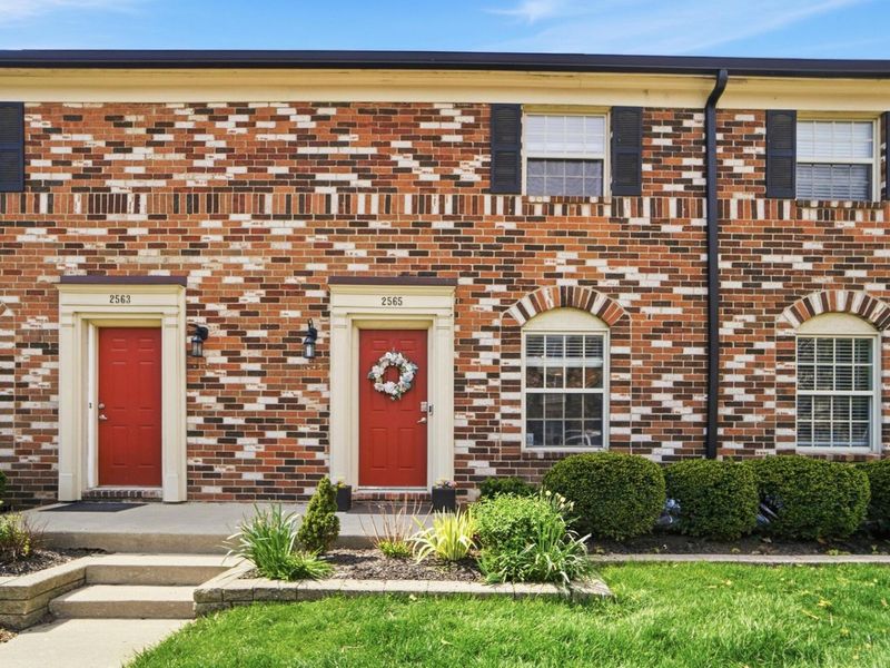 2565 Olde Hill Court S, Unit B, Columbus, OH 43221 Photo 5