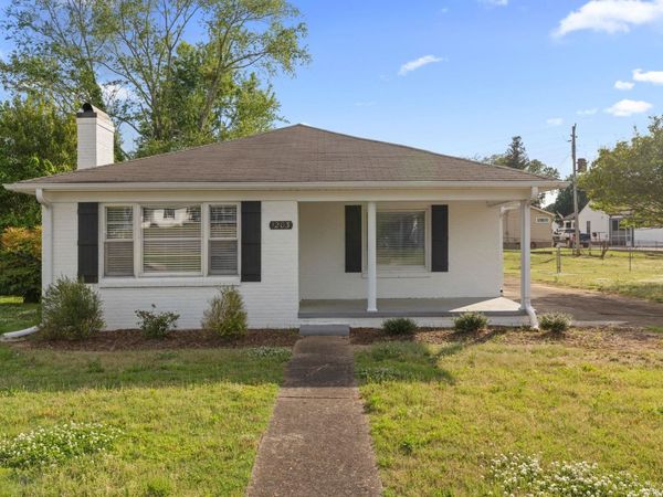 1203 Spruce Cir, Sheffield, AL 35660