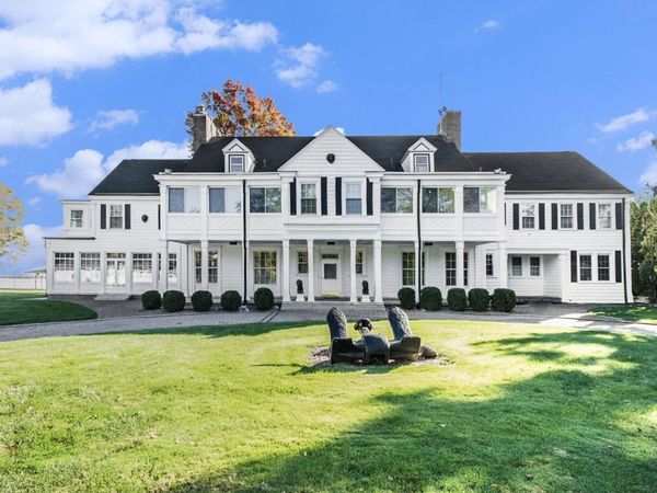 19123 Parke Lane, Grosse Ile, MI 48138