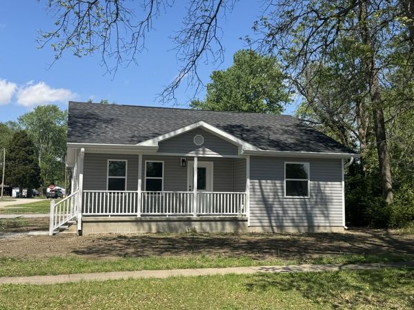 750 W 3rd Street , Flora, IL 62839