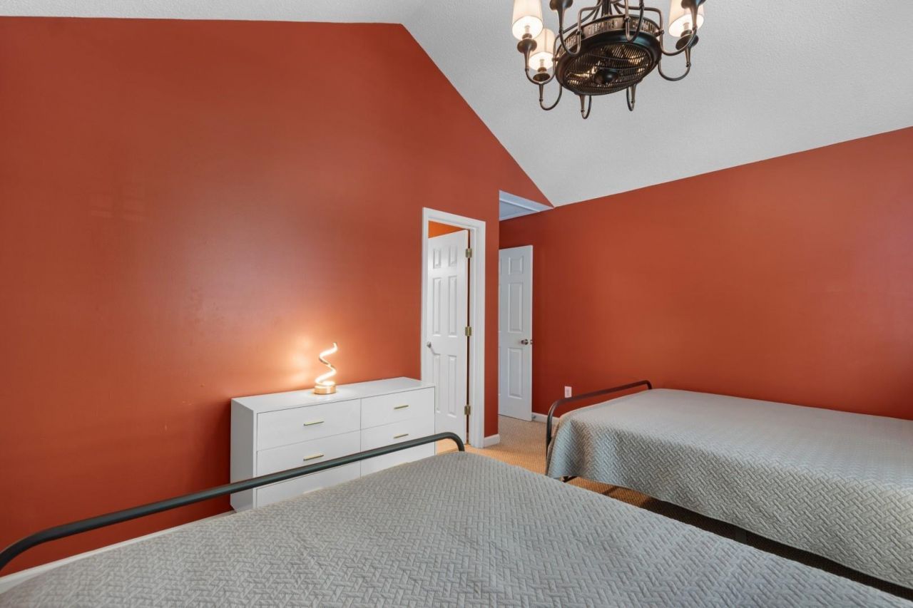 114 N Oak St.  Photo 18