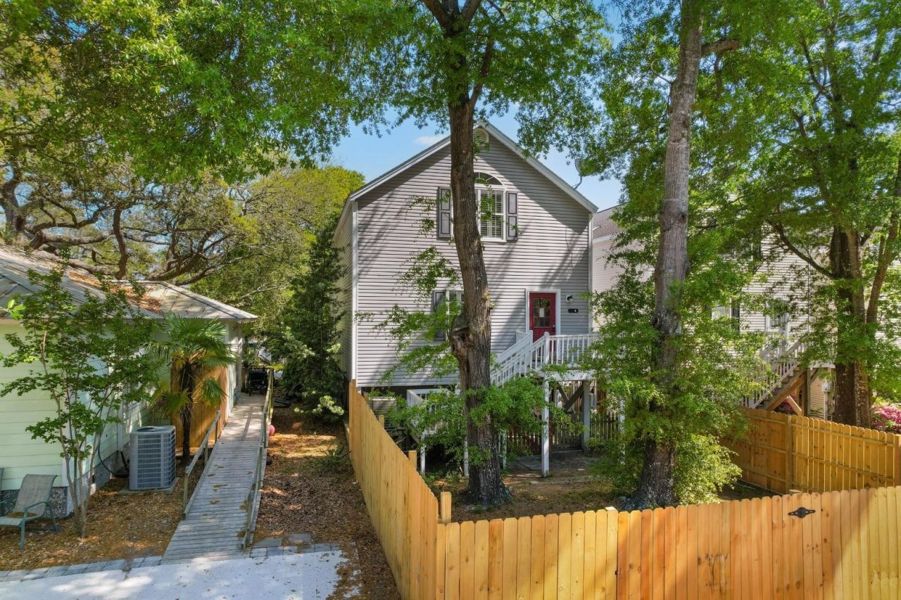 114 N Oak St.  Photo 36