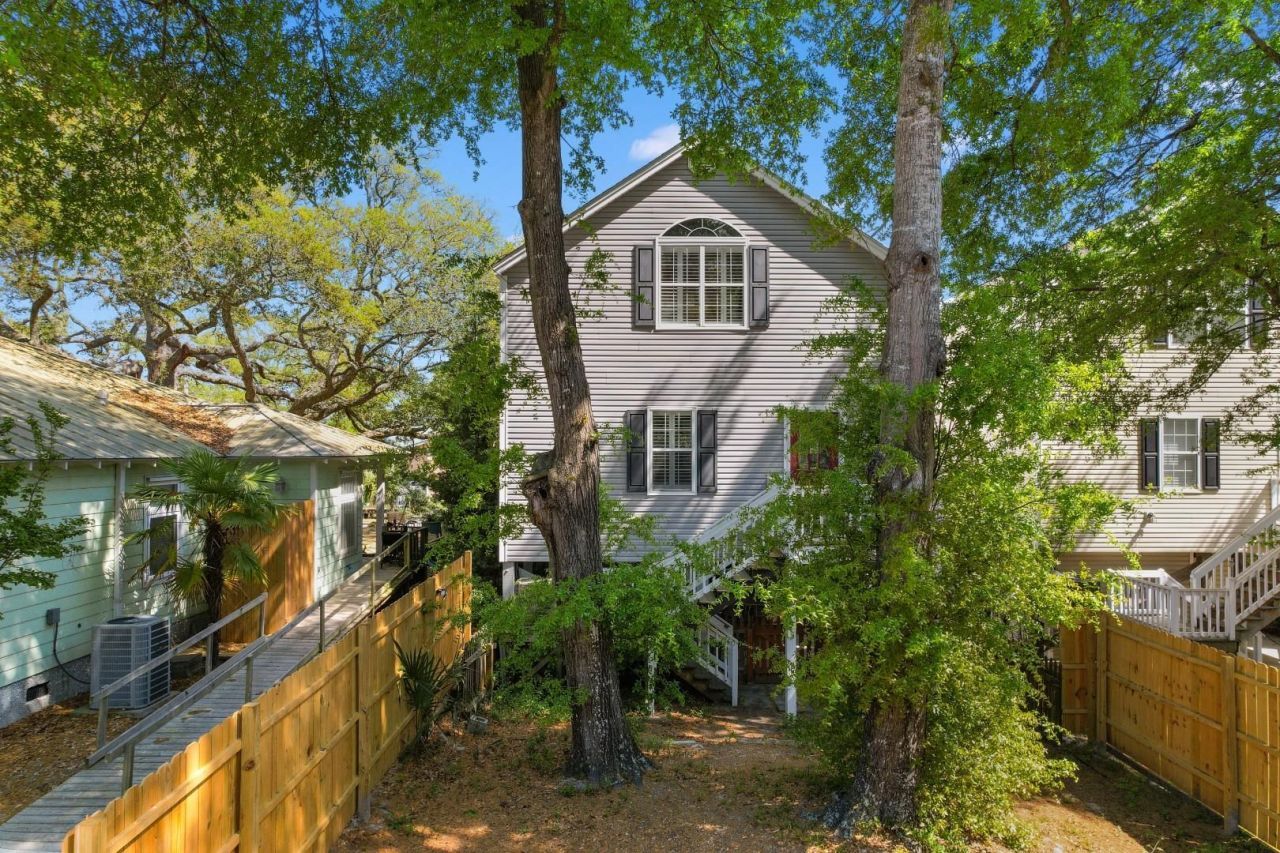 114 N Oak St.  Photo 37