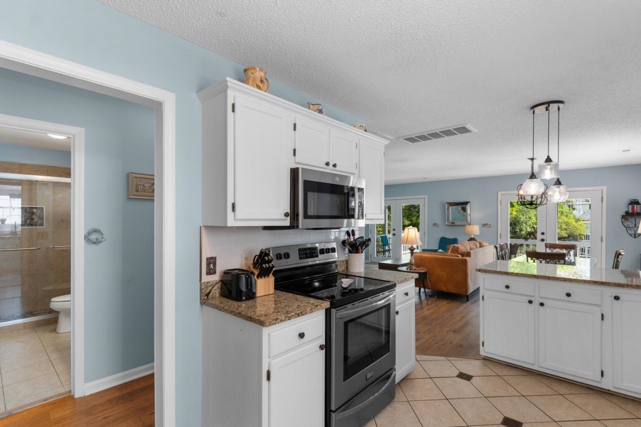 114 N Oak St.  Photo 6