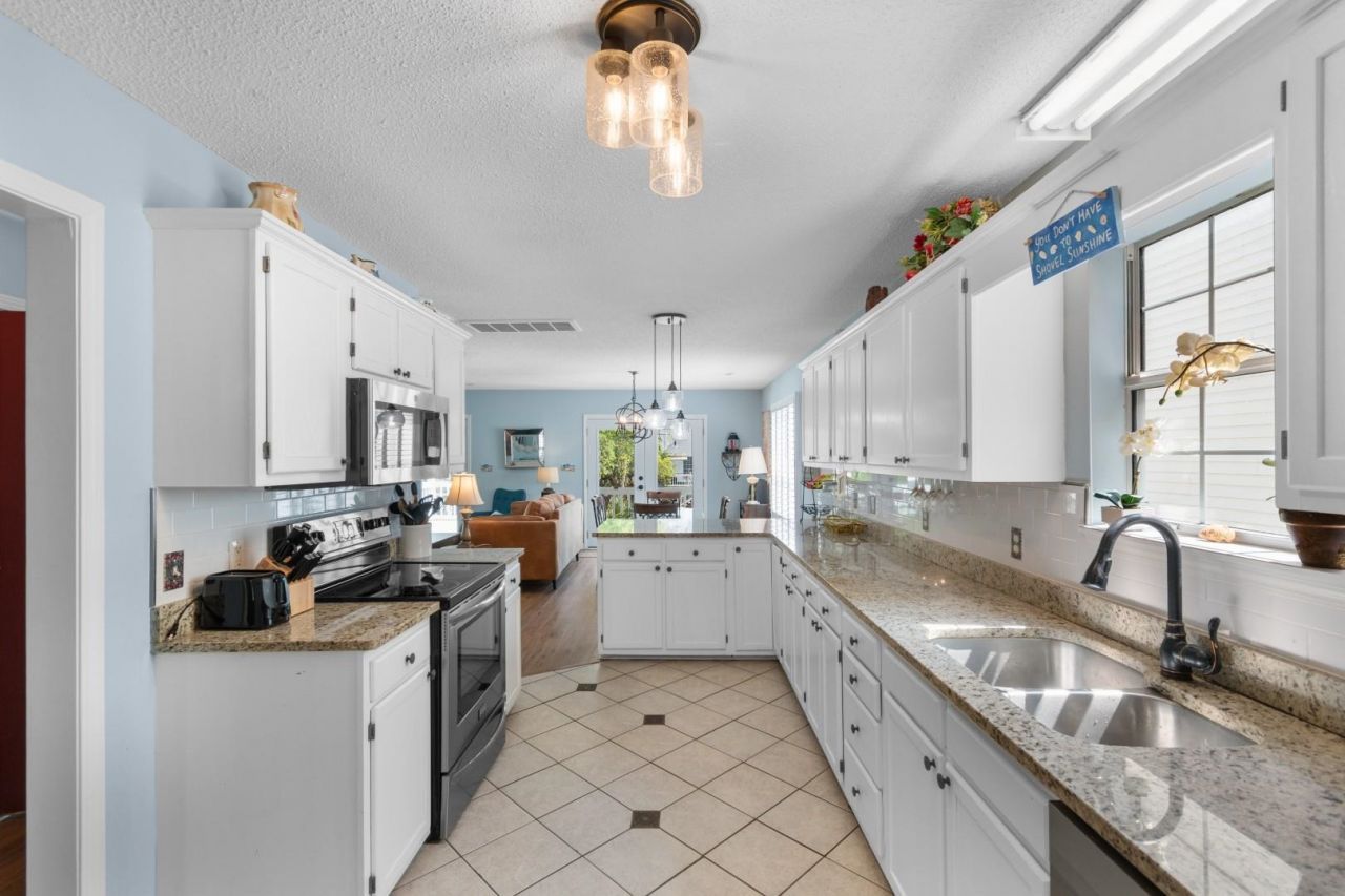 114 N Oak St.  Photo 7