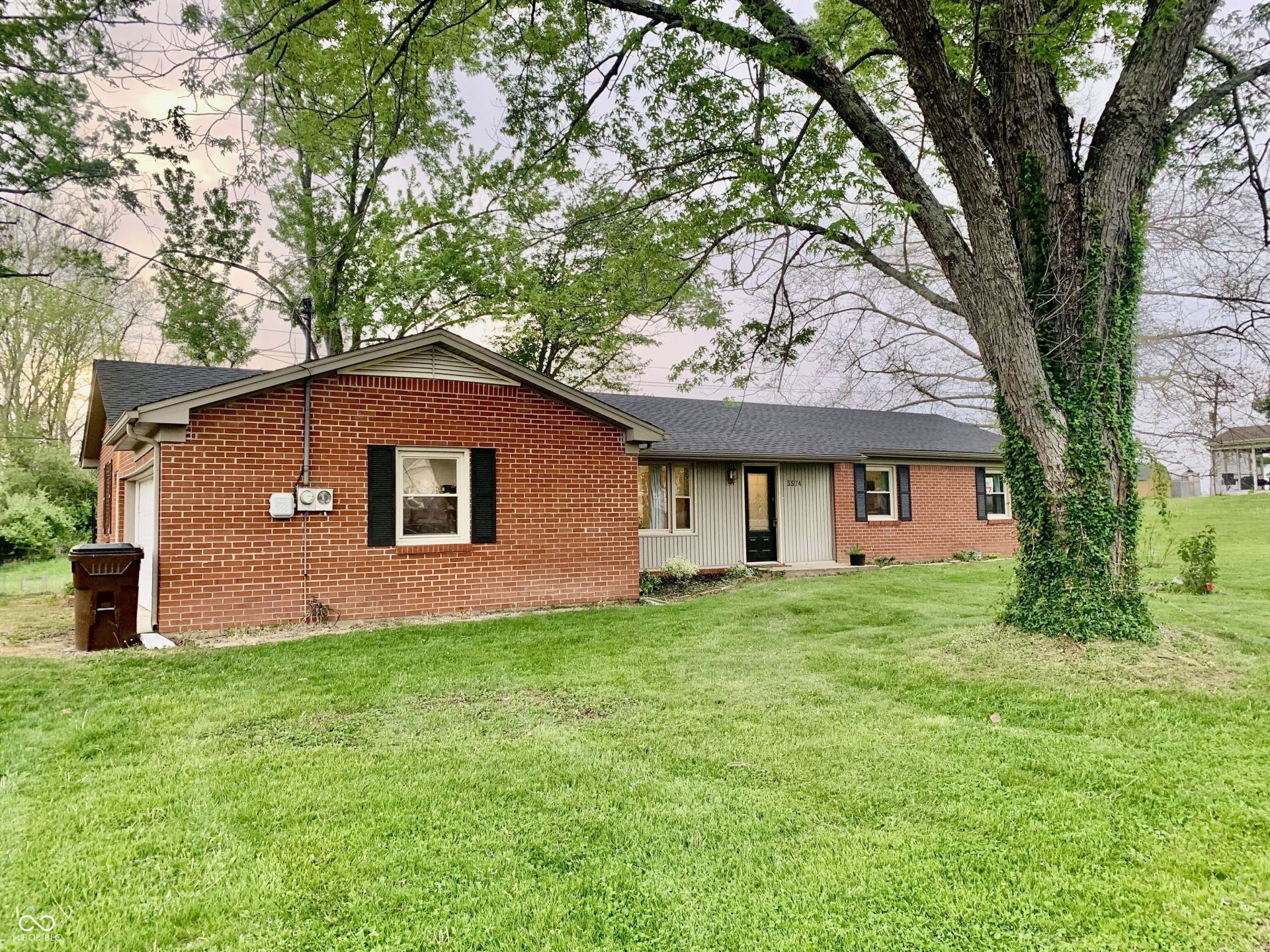 5574 S Holiday Drive, Columbus, IN 47203 Main Photo