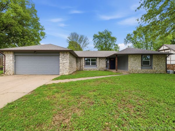 1906 Rolling Hills Drive , Bartlesville, OK 74006