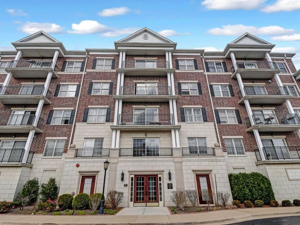 Unit 402, Clarendon Hills, IL 60514