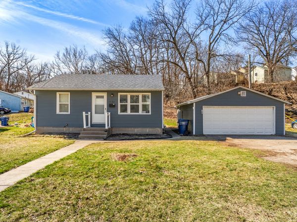 1523 Kirkwood Boulevard , Davenport, IA 52803