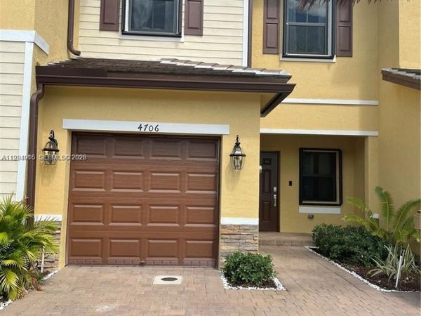 4706 Santa Cruz Way, Davie, FL 33314