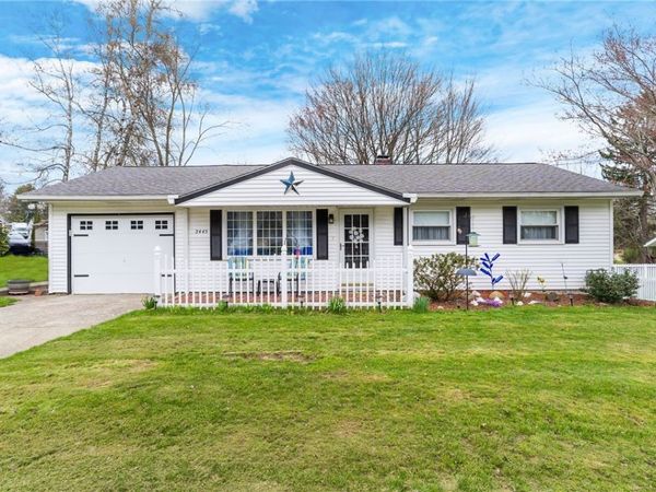 2445 Victoria Dr, Hermitage, PA 16148