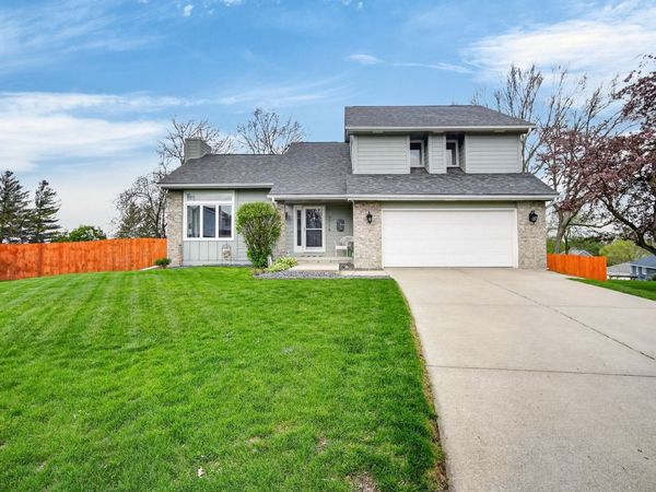 3716 Rose Place , Des Moines, IA 50321