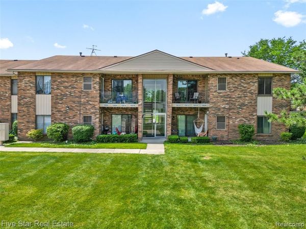 15012 Island Drive, Sterling Heights, MI 48313