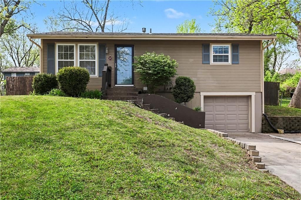 207 Jackson Avenue, Liberty, MO 64068 Main Photo