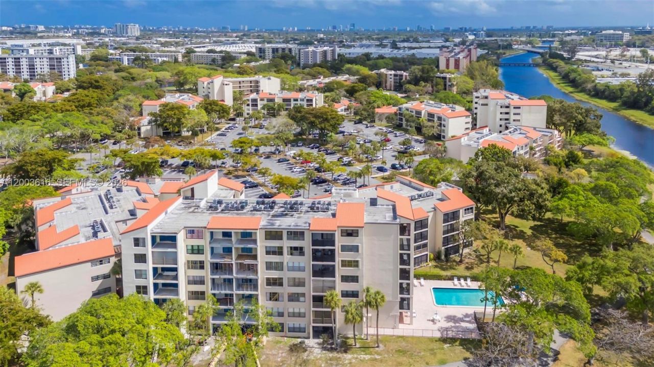2322 S Cypress Bend Dr, Unit 311, Pompano Beach, FL 33069 Photo