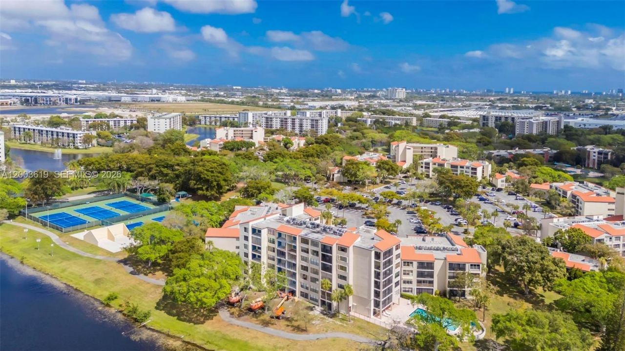 2322 S Cypress Bend Dr, Unit 311, Pompano Beach, FL 33069 Photo