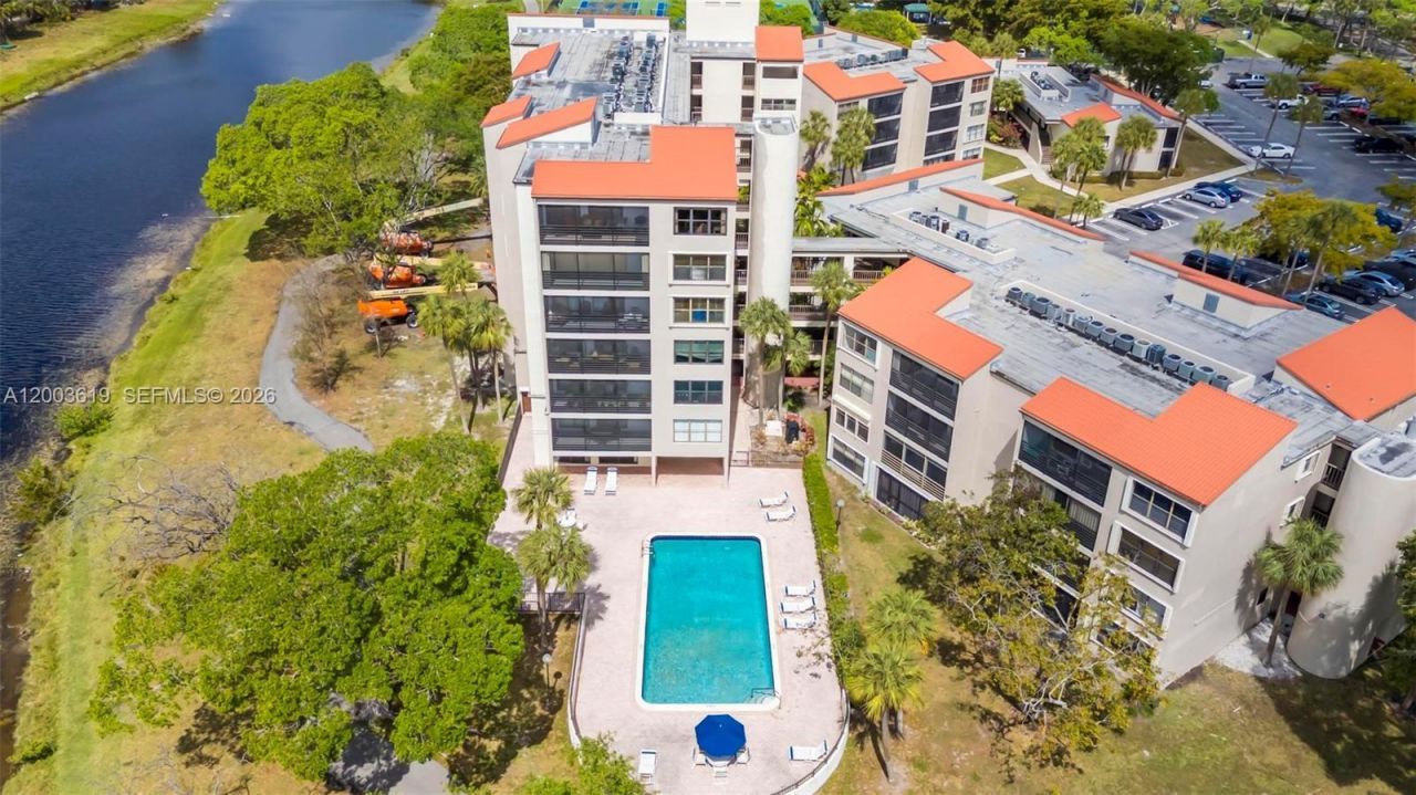2322 S Cypress Bend Dr, Unit 311, Pompano Beach, FL 33069 Photo