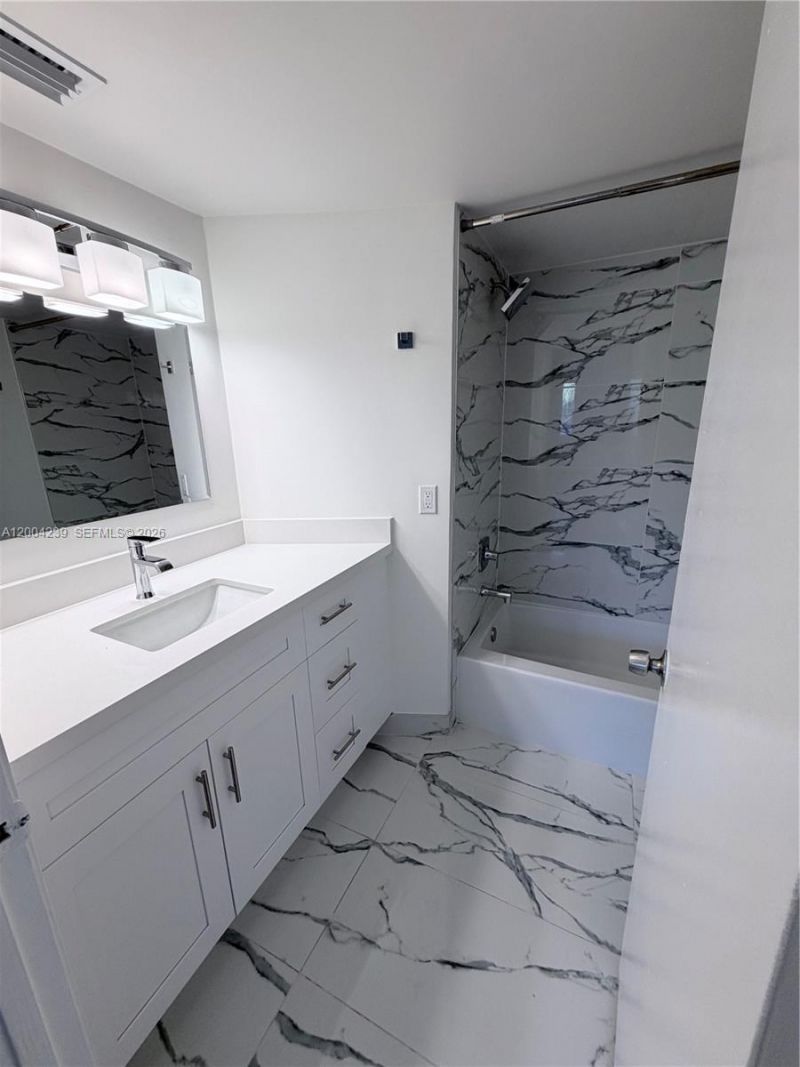 6292 NW 186th St , Unit 306, Hialeah, FL 33015 Photo