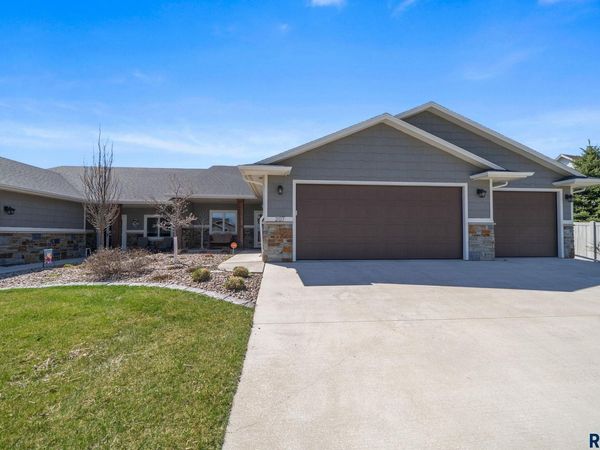 207 N Pine Lake Dr, Sioux Falls, SD 57110