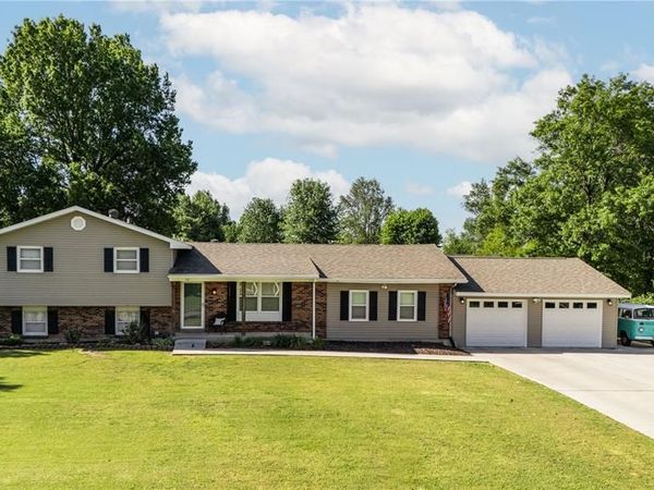 113 Holmes Dr , Sikeston, MO 63801