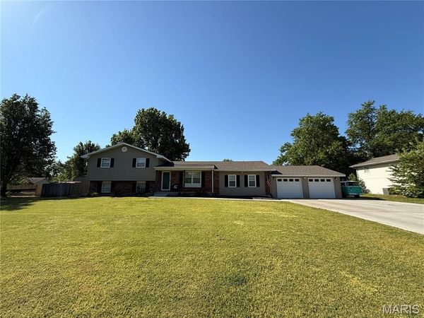 113 Holmes Dr , Sikeston, MO 63801