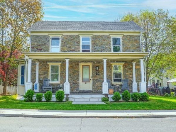 24 Green St, Milford, NJ 08848