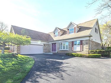 897 Augusta Drive , Rochester Hills, MI 48309